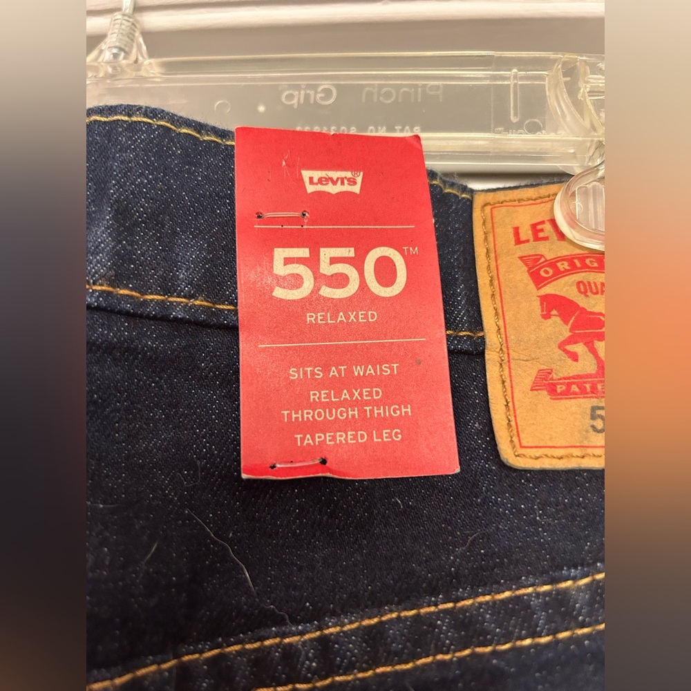 Men’s Levi's Classic Dark Wash 550 Relax Jeans - Picture 5 of 6